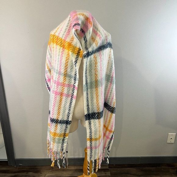 NWT BCBG Ivory Color Wood Rose Winter Scarf - Picture 2 of 7